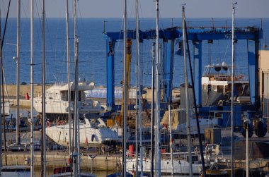 İtalya, Sicilya, Akdeniz, Marina di Ragusa (Ragusa ili); 25 Haziran 2025, limanda lüks yatlar - EDITORIAL