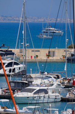 İtalya, Sicilya, Akdeniz, Marina di Ragusa (Ragusa ili); 26 Haziran 2025, limanda lüks yatlar - EDITORIAL