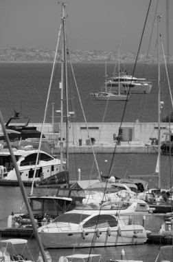 İtalya, Sicilya, Akdeniz, Marina di Ragusa (Ragusa ili); 26 Haziran 2025, limanda lüks yatlar - EDITORIAL