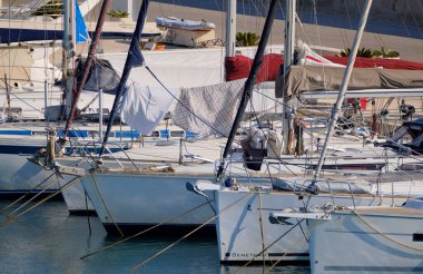 İtalya, Sicilya, Akdeniz, Marina di Ragusa (Ragusa ili); 26 Haziran 2025, limanda lüks yatlar - EDITORIAL