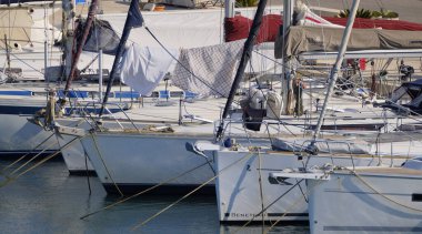 İtalya, Sicilya, Akdeniz, Marina di Ragusa (Ragusa ili); 26 Haziran 2025, limanda lüks yatlar - EDITORIAL