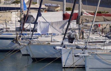 İtalya, Sicilya, Akdeniz, Marina di Ragusa (Ragusa ili); 26 Haziran 2025, limanda lüks yatlar - EDITORIAL