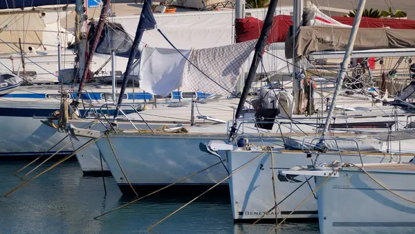 İtalya, Sicilya, Akdeniz, Marina di Ragusa (Ragusa ili); 26 Haziran 2025, limanda lüks yatlar - EDITORIAL