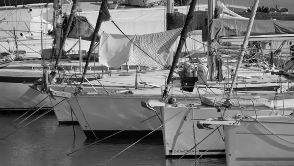 İtalya, Sicilya, Akdeniz, Marina di Ragusa (Ragusa ili); 26 Haziran 2025, limanda lüks yatlar - EDITORIAL