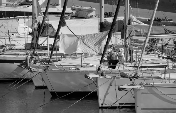 İtalya, Sicilya, Akdeniz, Marina di Ragusa (Ragusa ili); 26 Haziran 2025, limanda lüks yatlar - EDITORIAL