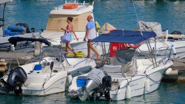 İtalya, Sicilya, Akdeniz, Marina di Ragusa (Ragusa ili); 27 Haziran 2025, limandaki insanlar, motorlu tekneler ve lüks yatlar - EDITORIAL