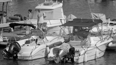 İtalya, Sicilya, Akdeniz, Marina di Ragusa (Ragusa ili); 27 Haziran 2025, limandaki insanlar, motorlu tekneler ve lüks yatlar - EDITORIAL