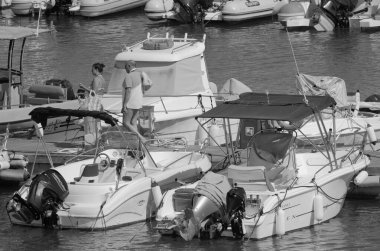 İtalya, Sicilya, Akdeniz, Marina di Ragusa (Ragusa ili); 27 Haziran 2025, limandaki insanlar, motorlu tekneler ve lüks yatlar - EDITORIAL