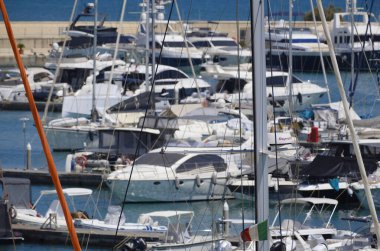 İtalya, Sicilya, Akdeniz, Marina di Ragusa (Ragusa ili); 28 Haziran 2025, limanda motorlu tekneler ve lüks yatlar - EDITORIAL