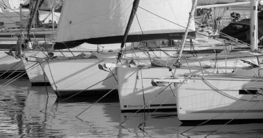 İtalya, Sicilya, Akdeniz, Marina di Ragusa (Ragusa Eyaleti); 28 Haziran 2025, limanda yelkenli tekneleri - EDITORIAL