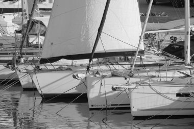 İtalya, Sicilya, Akdeniz, Marina di Ragusa (Ragusa Eyaleti); 28 Haziran 2025, limanda yelkenli tekneleri - EDITORIAL