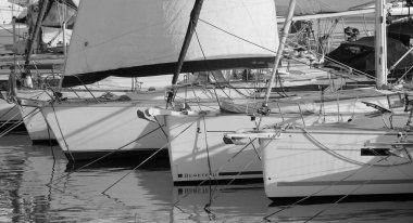 İtalya, Sicilya, Akdeniz, Marina di Ragusa (Ragusa Eyaleti); 28 Haziran 2025, limanda yelkenli tekneleri - EDITORIAL