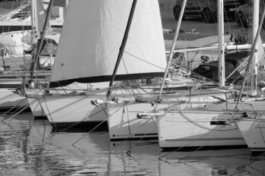 İtalya, Sicilya, Akdeniz, Marina di Ragusa (Ragusa Eyaleti); 28 Haziran 2025, limanda yelkenli tekneleri - EDITORIAL