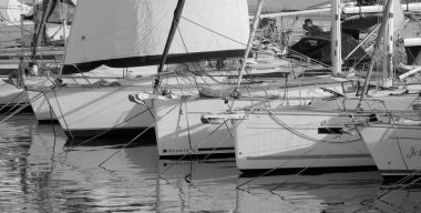 İtalya, Sicilya, Akdeniz, Marina di Ragusa (Ragusa Eyaleti); 28 Haziran 2025, limanda yelkenli tekneleri - EDITORIAL