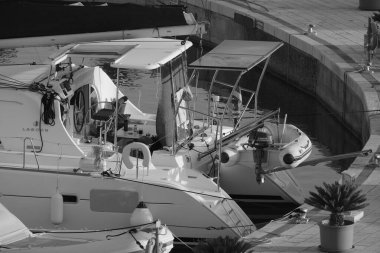 İtalya, Sicilya, Akdeniz, Marina di Ragusa (Ragusa Eyaleti); 28 Haziran 2025, limanda katamaran yelkenli teknesi - EDITORIAL