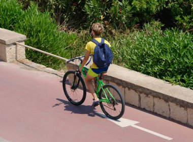 İtalya; Sicilya, Marina di Ragusa (Ragusa Eyaleti), 29 Haziran 2025, bisiklet yolu üzerinde EDITORIAL