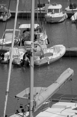 İtalya, Sicilya, Akdeniz, Marina di Ragusa (Ragusa ili); 30 Haziran 2025, limanda motorlu tekneler ve lüks yatlar - EDITORIAL