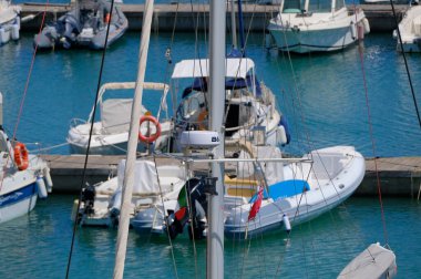 İtalya, Sicilya, Akdeniz, Marina di Ragusa (Ragusa ili); 30 Haziran 2025, limanda motorlu tekneler ve lüks yatlar - EDITORIAL