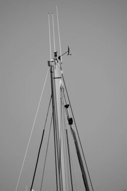 İtalya, Sicilya, Akdeniz, Marina di Ragusa (Ragusa Eyaleti); limanda yelkenli gemi direği 