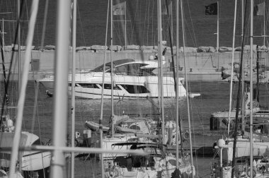 İtalya, Sicilya, Akdeniz, Marina di Ragusa (Ragusa ili); 30 Haziran 2025, limanda lüks yatlar - EDITORIAL