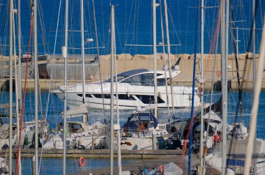 İtalya, Sicilya, Akdeniz, Marina di Ragusa (Ragusa ili); 30 Haziran 2025, limanda lüks yatlar - EDITORIAL