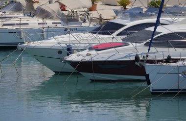 İtalya, Sicilya, Akdeniz, Marina di Ragusa (Ragusa Eyaleti); limanda lüks yatlar 