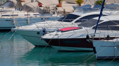 İtalya, Sicilya, Akdeniz, Marina di Ragusa (Ragusa Eyaleti); limanda lüks yatlar 