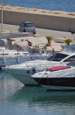 İtalya, Sicilya, Akdeniz, Marina di Ragusa (Ragusa ili); 1 Temmuz 2025, limanda lüks yatlar - EDITORIAL