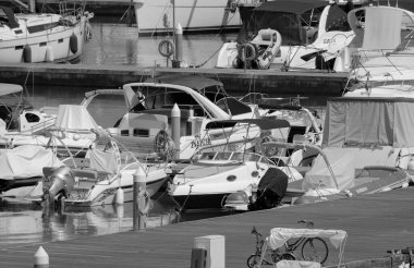 İtalya, Sicilya, Akdeniz, Marina di Ragusa (Ragusa Eyaleti); 1 Temmuz 2025, limanda motorlu tekneler ve lüks yatlar - EDITORIAL