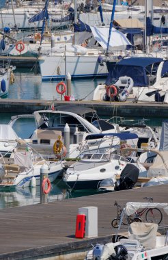 İtalya, Sicilya, Akdeniz, Marina di Ragusa (Ragusa Eyaleti); 1 Temmuz 2025, limanda motorlu tekneler ve lüks yatlar - EDITORIAL