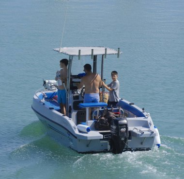 İtalya, Sicilya, Akdeniz, Marina di Ragusa (Ragusa Eyaleti); 1 Temmuz 2025, limandaki bir motorlu tekne - EDITORIAL