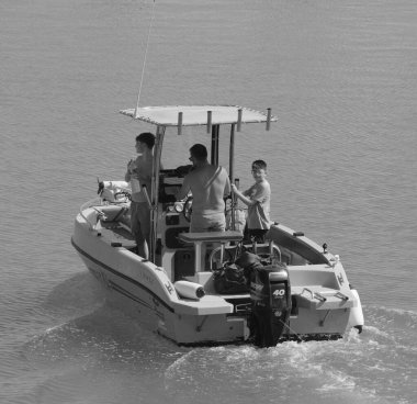 İtalya, Sicilya, Akdeniz, Marina di Ragusa (Ragusa Eyaleti); 1 Temmuz 2025, limandaki bir motorlu tekne - EDITORIAL