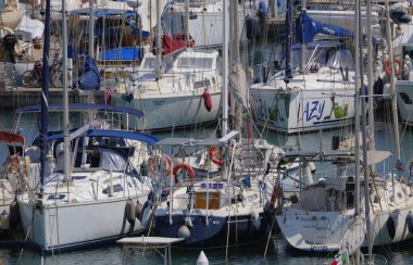 İtalya, Sicilya, Akdeniz, Marina di Ragusa (Ragusa Eyaleti); 2 Temmuz 2025, limanda yelkenli tekneleri - EDITORIAL