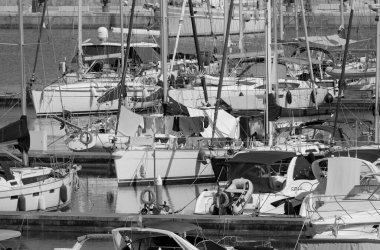 İtalya, Sicilya, Akdeniz, Marina di Ragusa (Ragusa ili); 2 Temmuz 2025, limanda lüks yatlar - EDITORIAL