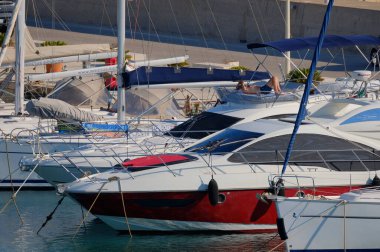 İtalya, Sicilya, Akdeniz, Marina di Ragusa (Ragusa ili); 2 Temmuz 2025, limanda lüks yatlar - EDITORIAL