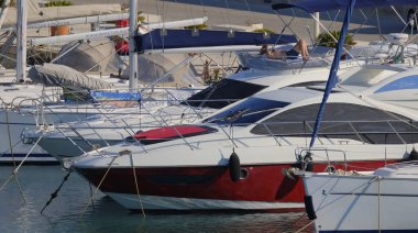 İtalya, Sicilya, Akdeniz, Marina di Ragusa (Ragusa ili); 2 Temmuz 2025, limanda lüks yatlar - EDITORIAL