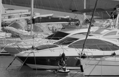 İtalya, Sicilya, Akdeniz, Marina di Ragusa (Ragusa Eyaleti); 2 Temmuz 2025, limandaki insanlar, motorlu tekneler ve lüks yatlar - EDITORIAL