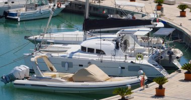 İtalya, Sicilya, Akdeniz, Marina di Ragusa (Ragusa Eyaleti); 3 Temmuz 2025, limanda motorlu tekneler ve lüks yatlar - EDITORIAL