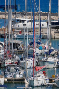 İtalya, Sicilya, Akdeniz, Marina di Ragusa (Ragusa ili); 3 Temmuz 2025, limanda lüks yatlar - EDITORIAL