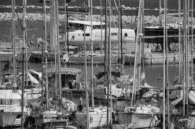 İtalya, Sicilya, Akdeniz, Marina di Ragusa (Ragusa ili); 3 Temmuz 2025, limanda lüks yatlar - EDITORIAL