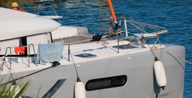 İtalya, Sicilya, Akdeniz, Marina di Ragusa (Ragusa Eyaleti); 3 Temmuz 2025, limanda katamaran yelkenli teknesi - EDITORIAL