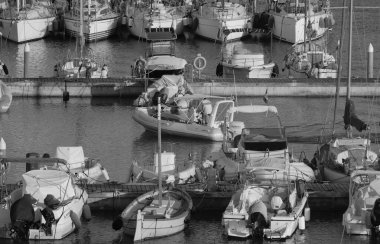 İtalya, Sicilya, Akdeniz, Marina di Ragusa (Ragusa ili); 3 Temmuz 2025, limanda bir kauçuk teknede çift - EDITORIAL