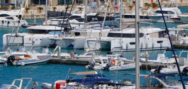 İtalya, Sicilya, Akdeniz, Marina di Ragusa (Ragusa ili); 9 Temmuz 2025, limanda motorlu tekneler ve lüks yatlar - EDITORIAL