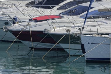 İtalya, Sicilya, Akdeniz, Marina di Ragusa (Ragusa ili); 10 Temmuz 2025, limanda lüks yatlar - EDITORIAL