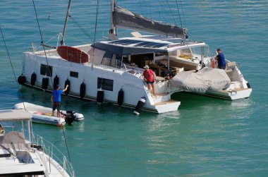 İtalya, Sicilya, Akdeniz, Marina di Ragusa (Ragusa Eyaleti); 11 Temmuz 2025, limanda katamaran yelkenli tekneleri - EDITORIAL