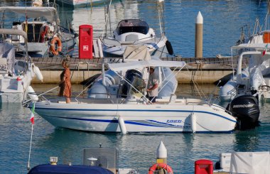 İtalya, Sicilya, Akdeniz, Marina di Ragusa (Ragusa Eyaleti); 12 Temmuz 2025, limanda bir motorlu tekne - EDITORIAL