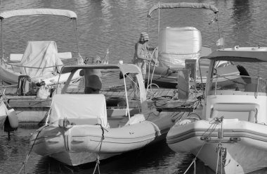 İtalya, Sicilya, Akdeniz, Marina di Ragusa (Ragusa Eyaleti); 16 Temmuz 2025, limanda çift ve lastik botlar - EDITORIAL