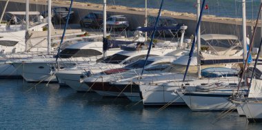 İtalya, Sicilya, Akdeniz, Marina di Ragusa (Ragusa ili); 17 Temmuz 2025, limanda lüks yatlar - EDITORIAL