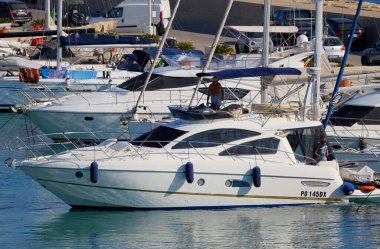 İtalya, Sicilya, Akdeniz, Marina di Ragusa (Ragusa Eyaleti); 19 Temmuz 2025, limanda lüks bir yatta çift - EDITORIAL