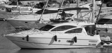 İtalya, Sicilya, Akdeniz, Marina di Ragusa (Ragusa Eyaleti); 19 Temmuz 2025, limanda lüks bir yatta çift - EDITORIAL